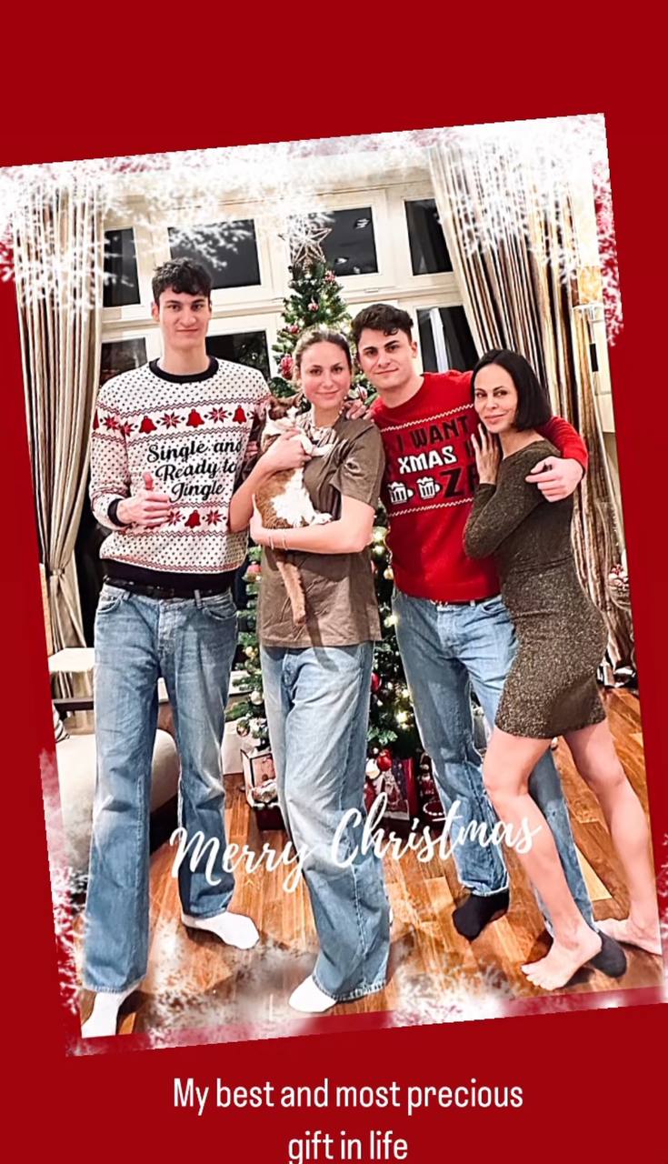 "Мой самый лучший подарок". Экс-жена Кличко впервые за долгое время показалась с их детьми (фото)